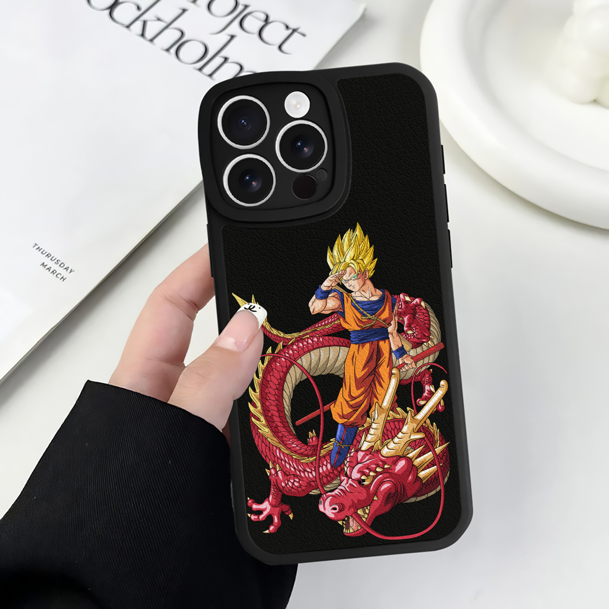 （画像用） ドラゴンボール 孫悟空（そん ごくう）Son Goku カカロット DRAGON BALL Kakarotto 【iPhone 16シリーズ対応】シリコンスマホケース（レザー調） 材質：シリコン